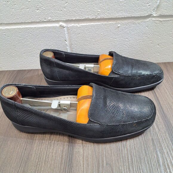 Trotters Casual Loafer. Black Slip On Flats Women's Shoes Size 9.5 Wide - Picture 2 of 7